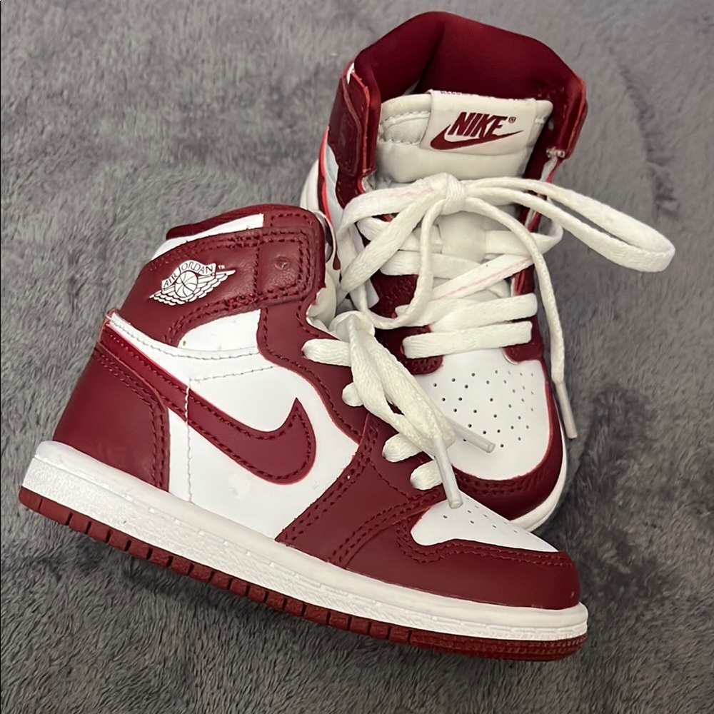 Nike Jordan Retro 1 High OG Red and White
